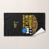 Unterschätzen Sie niemals eine Frau mit einem Bowl Handtuch (Handtuch)