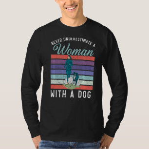 Unterschätzen Sie niemals eine Frau mit einem Hund T-Shirt