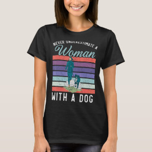 Unterschätzen Sie niemals eine Frau mit einem Hund T-Shirt