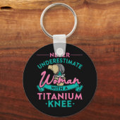 Unterschätzen Sie niemals eine Frau mit einem Tita Schlüsselanhänger (Vorderseite)