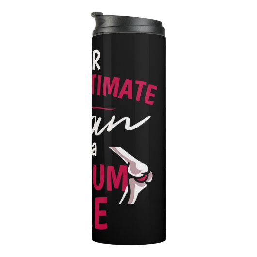 Unterschätzen Sie niemals eine Frau mit einem Tita Thermosbecher (Nach rechts gedreht)