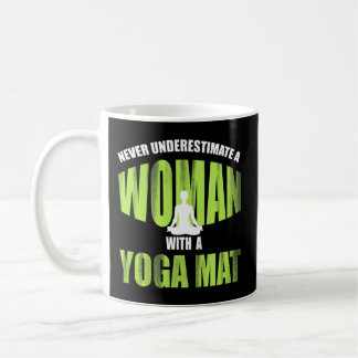 Unterschätzen Sie niemals eine Frau mit einem Yoga Kaffeetasse