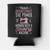 Unterschätzen Sie niemals eine Frau mit einer Nähm Dosenkühler (Vorderseite)