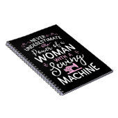 Unterschätzen Sie niemals eine Frau mit einer Nähm Notizblock (Rechte Seite)