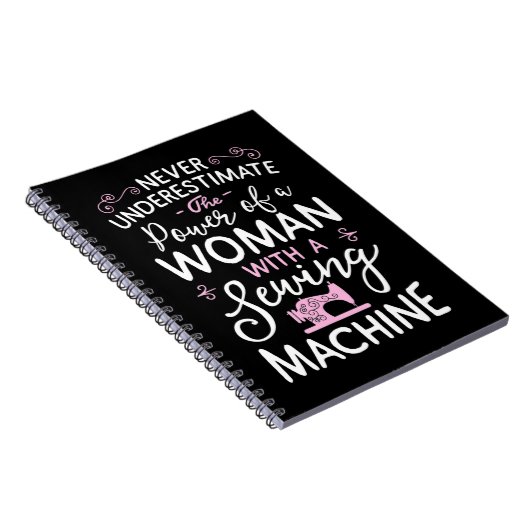 Unterschätzen Sie niemals eine Frau mit einer Nähm Notizblock (Rechte Seite)