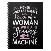 Unterschätzen Sie niemals eine Frau mit einer Nähm Notizblock (Vorderseite)