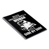 Unterschätzen Sie niemals eine Frau mit einer Seit Notizblock (Rechte Seite)