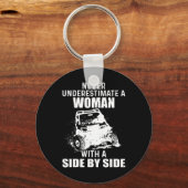 Unterschätzen Sie niemals eine Frau mit einer Seit Schlüsselanhänger (Vorderseite)