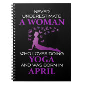 Unterschätzen Sie niemals eine Geborene Frau im Ap Notizblock (Vorderseite)