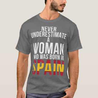 Unterschätzen Sie niemals eine in Spanien geborene T-Shirt