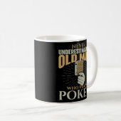 Unterschätzen Sie niemals einen Alten, der Poker C Kaffeetasse (VorderseiteRechts)