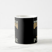 Unterschätzen Sie niemals einen Alten, der Poker C Kaffeetasse (Mittel)
