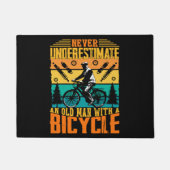 Unterschätzen Sie niemals einen alten Mann auf ein Fußmatte (Vorderseite)