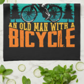 Unterschätzen Sie niemals einen alten Mann auf ein Geschirrtuch (Gefaltet)