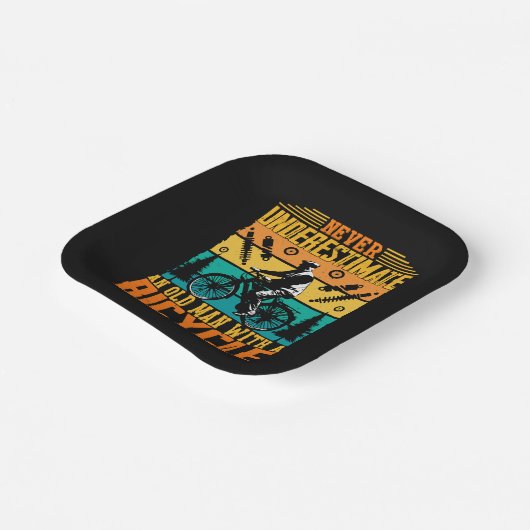 Unterschätzen Sie niemals einen alten Mann auf ein Pappteller (Gewinkelt)