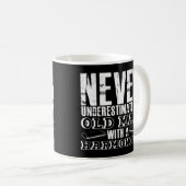 Unterschätzen Sie niemals einen alten Mann mit ein Kaffeetasse (VorderseiteRechts)