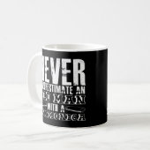 Unterschätzen Sie niemals einen alten Mann mit ein Kaffeetasse (Vorderseite Links)