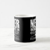 Unterschätzen Sie niemals einen alten Mann mit ein Kaffeetasse (Mittel)