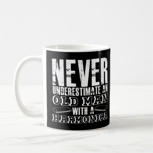Unterschätzen Sie niemals einen alten Mann mit ein Kaffeetasse (Links)