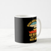 Unterschätzen Sie niemals einen alten Mann mit ein Kaffeetasse (VorderseiteRechts)