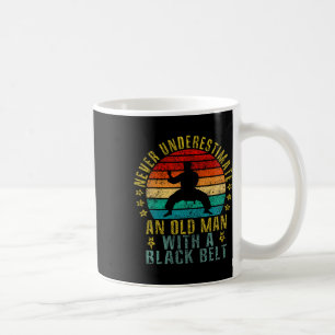 Unterschätzen Sie niemals einen alten Mann mit ein Kaffeetasse
