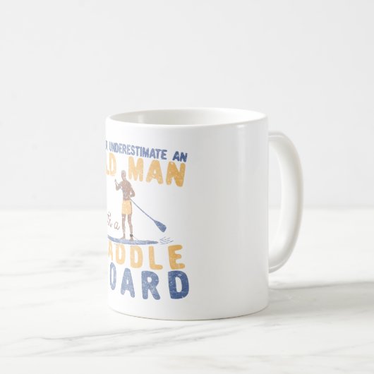 Unterschätzen Sie niemals einen alten Mann mit ein Kaffeetasse (VorderseiteRechts)