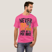 Unterschätzen Sie niemals einen alten Mann mit ein T-Shirt (Vorne ganz)