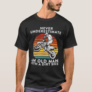Unterschätzen Sie niemals einen alten Mann mit ein T-Shirt