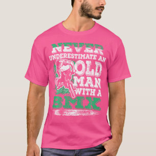 Unterschätzen Sie niemals einen alten Mann mit ein T-Shirt