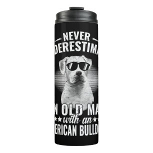 Unterschätzen Sie niemals einen alten Mann mit ein Thermosbecher