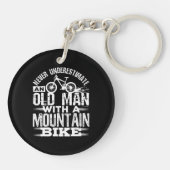 Unterschätzen Sie niemals einen alten Mann mit Mou Schlüsselanhänger (Rückseite)