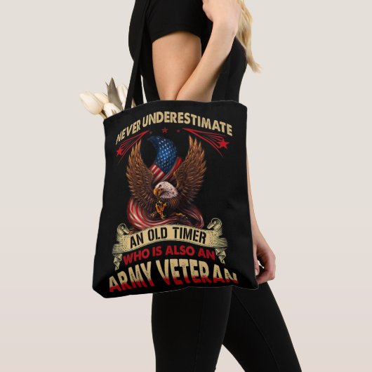 Unterschätzen Sie niemals einen alten Timer, der a Tasche (Von Nahem)