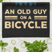 Unterschätzen Sie niemals einen alten Typ auf eine Geschirrtuch (Gefaltet)