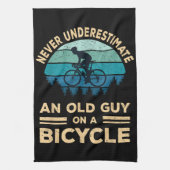 Unterschätzen Sie niemals einen alten Typ auf eine Geschirrtuch (Vertikal)