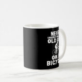 Unterschätzen Sie niemals einen alten Typ auf eine Kaffeetasse (VorderseiteRechts)