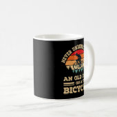 Unterschätzen Sie niemals einen alten Typ auf eine Kaffeetasse (VorderseiteRechts)