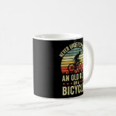 Unterschätzen Sie niemals einen alten Typ auf eine Kaffeetasse (VorderseiteRechts)