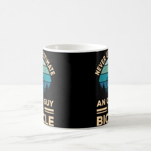 Unterschätzen Sie niemals einen alten Typ auf eine Kaffeetasse (Mittel)