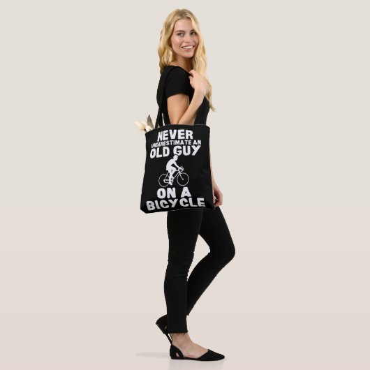 Unterschätzen Sie niemals einen alten Typ auf eine Tasche (Am Model)