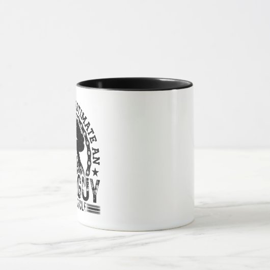 Unterschätzen Sie niemals einen alten Typ, der Coo Tasse (Zentrum)