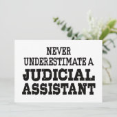 Unterschätzen Sie niemals einen Justiziellen Assis Einladung (Stehend Vorderseite)