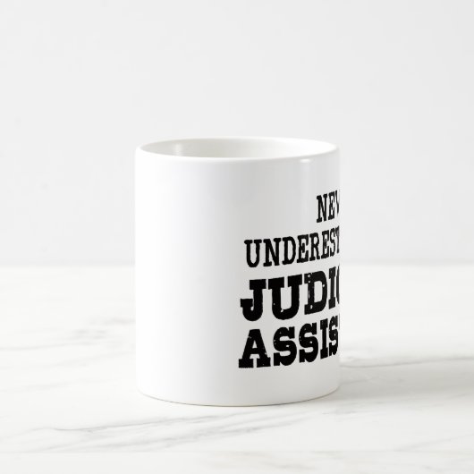 Unterschätzen Sie niemals einen Justiziellen Assis Kaffeetasse (Mittel)