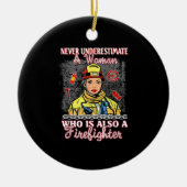 Unterschätzen Sie niemals Frauen, die auch Feuerwe Keramik Ornament (Vorne)