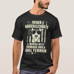 Unterschätzen Sie niemals Frauen und Bull Terrier T-Shirt