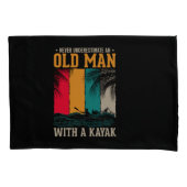 Unterschätzt den alten Mann nie mit Kajak Kissenbezug (Vorderseite)