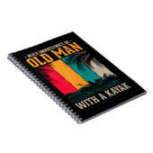 Unterschätzt den alten Mann nie mit Kajak Notizblock (Rechte Seite)