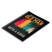 Unterschätzt den alten Mann nie mit Kajak Notizblock (Linke Seite)