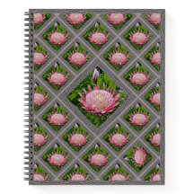 Unterschiedliches Notebook mit hübsch rosa Proteas