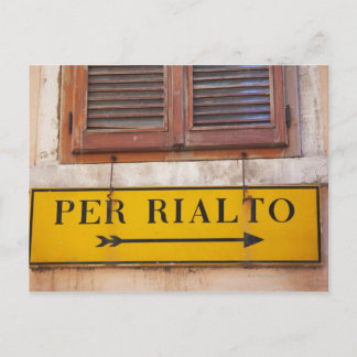 Unterschrift, die den Weg zur Rialto-Brücke weist, Postkarte