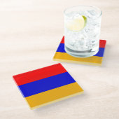 Untersetzer aus Glas mit armenischer Flagge (Schrägansicht)